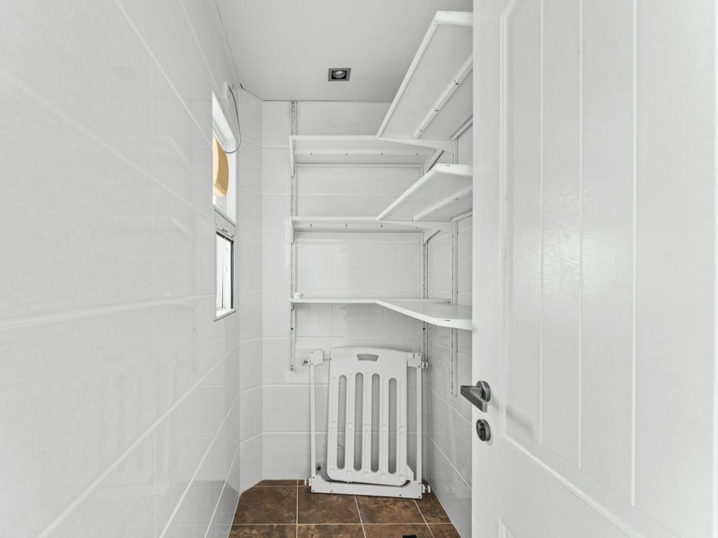 https://img.propertyraptor.com/cdn-cgi/imagedelivery/KD5bF_AFL0JDTbKLWF7z9g/ap8/ap8_001/hornet/prp/img/b8b18ecf09ad332ef2d72a0ac8b7b2b7-wtm.jpg/public