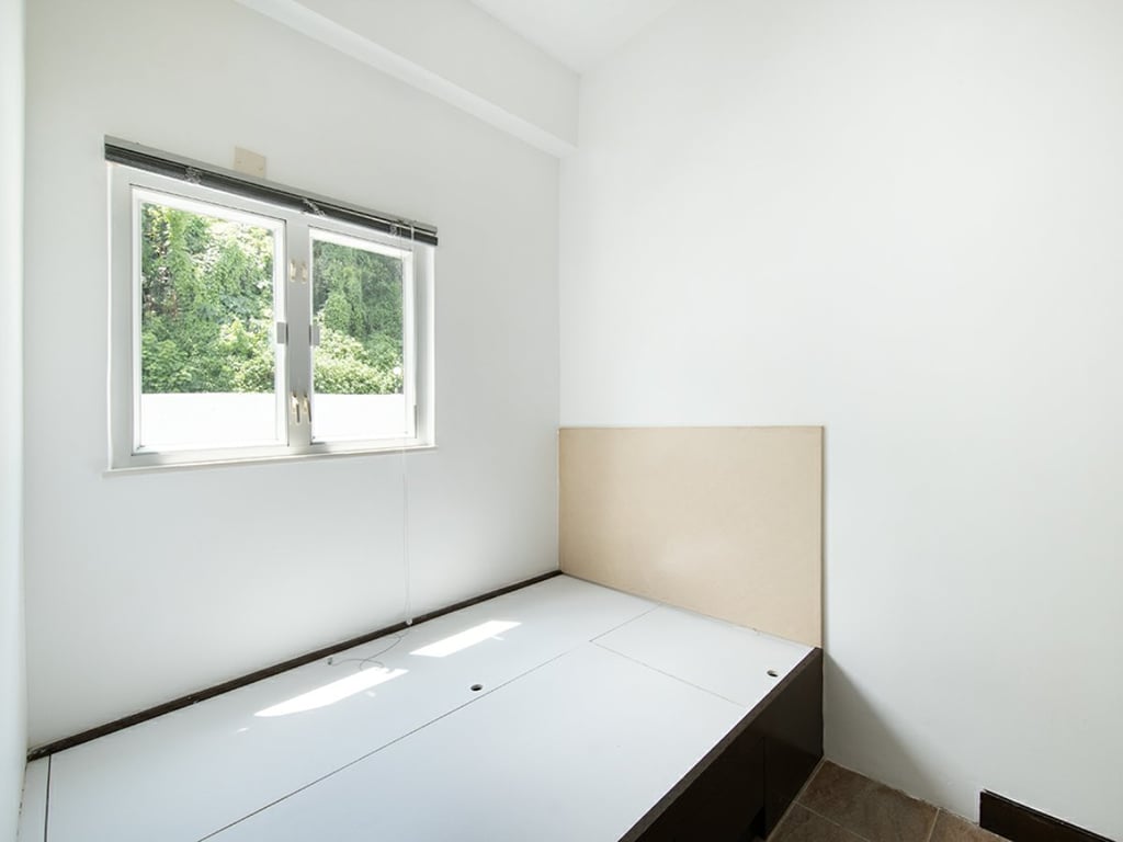 https://img.propertyraptor.com/cdn-cgi/imagedelivery/KD5bF_AFL0JDTbKLWF7z9g/ap8/ap8_001/hornet/prp/img/b92b3bbd4890a4163a9a696c4ce8d7fe.jpg/public