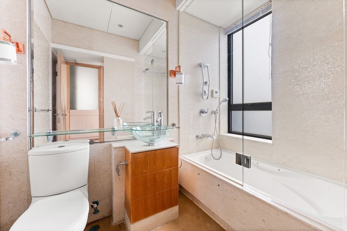 https://img.propertyraptor.com/cdn-cgi/imagedelivery/KD5bF_AFL0JDTbKLWF7z9g/ap8/ap8_001/hornet/prp/img/b9e1f47a68fc155c7f156265a4433259-wtm.jpg/public