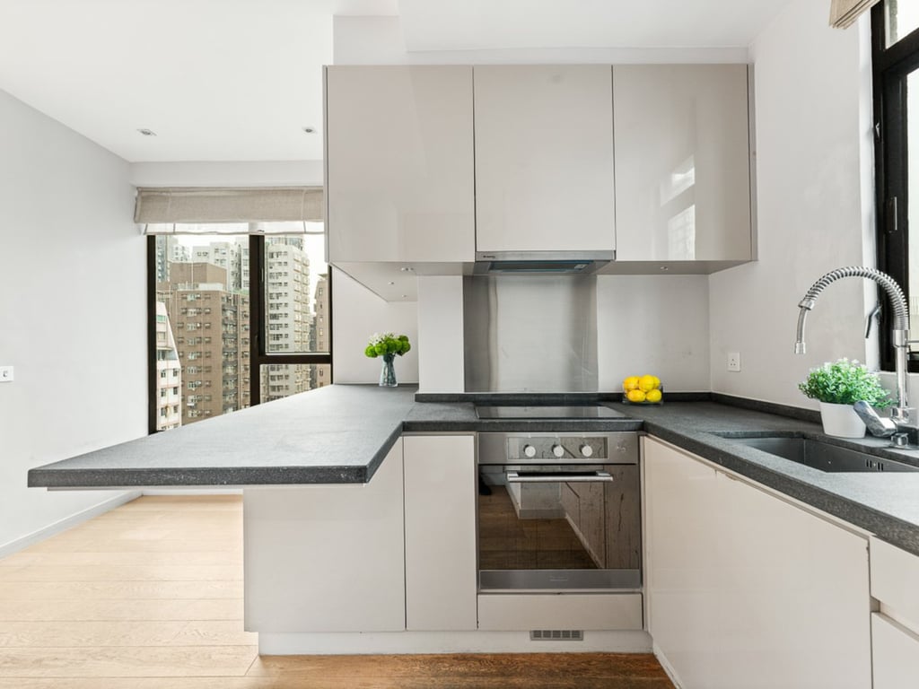 https://img.propertyraptor.com/cdn-cgi/imagedelivery/KD5bF_AFL0JDTbKLWF7z9g/ap8/ap8_001/hornet/prp/img/b9fa57b70b7cca9edd321bbfa445d0bf.jpg/public