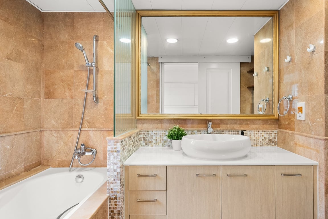 https://img.propertyraptor.com/cdn-cgi/imagedelivery/KD5bF_AFL0JDTbKLWF7z9g/ap8/ap8_001/hornet/prp/img/ba3b35de9ece78ea0a2e95af87ea60ed-wtm.jpg/public