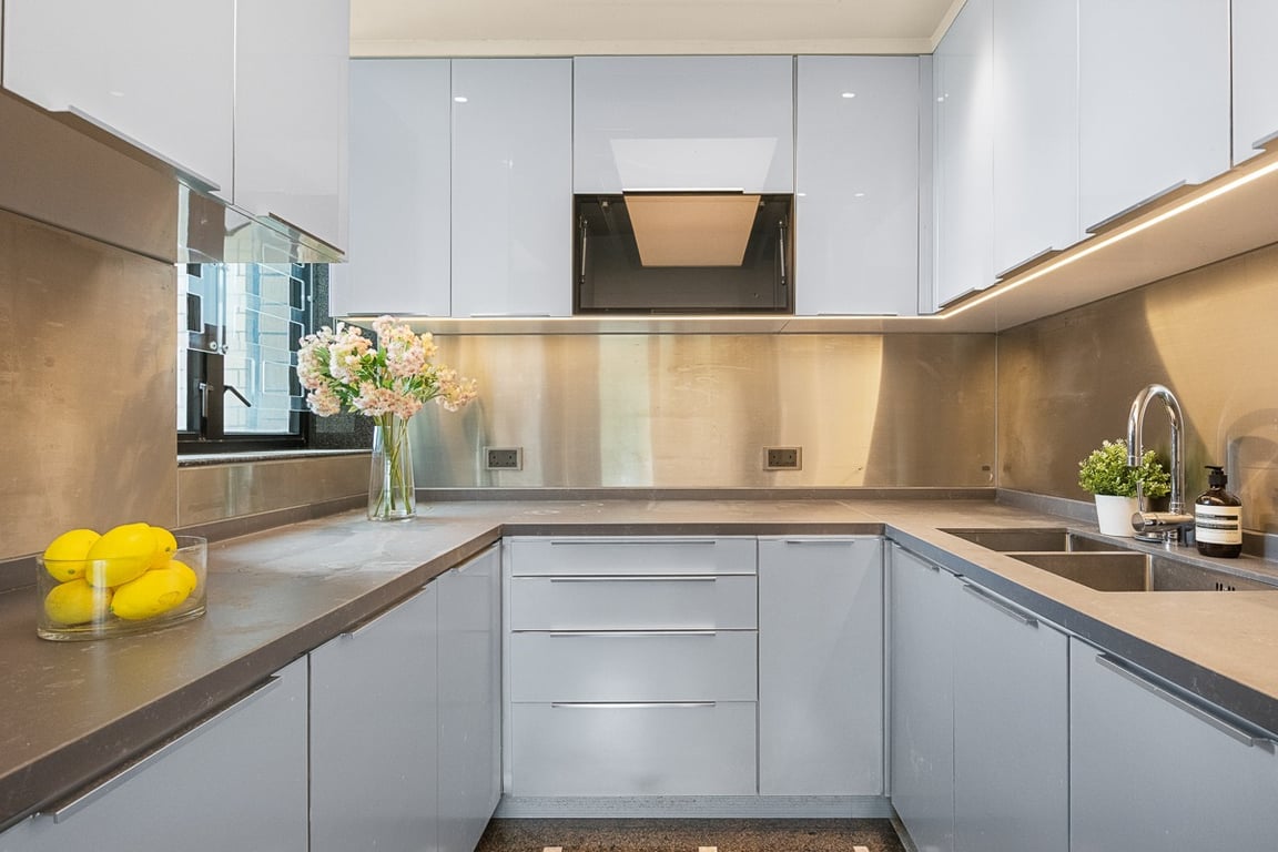 https://img.propertyraptor.com/cdn-cgi/imagedelivery/KD5bF_AFL0JDTbKLWF7z9g/ap8/ap8_001/hornet/prp/img/ba435e46f8e486a4f6f41ee809c51290-wtm.jpg/public