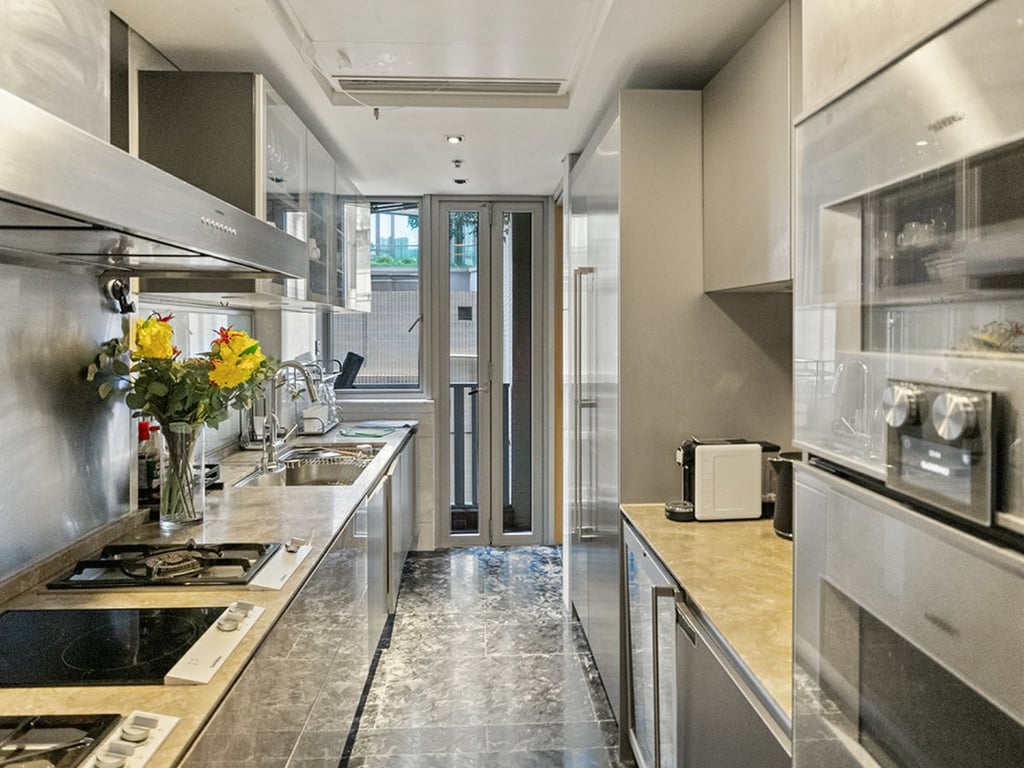 https://img.propertyraptor.com/cdn-cgi/imagedelivery/KD5bF_AFL0JDTbKLWF7z9g/ap8/ap8_001/hornet/prp/img/bacc83bebe6e1a294ddd7ccd926ac6fd.jpg/public