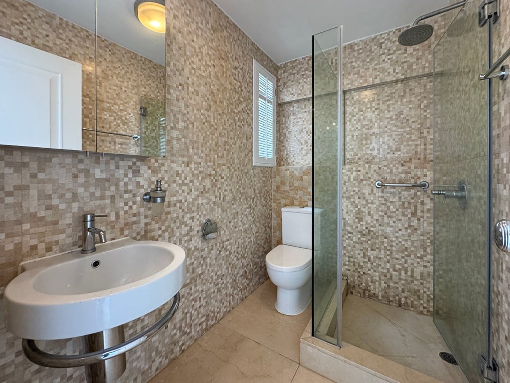 https://img.propertyraptor.com/cdn-cgi/imagedelivery/KD5bF_AFL0JDTbKLWF7z9g/ap8/ap8_001/hornet/prp/img/baceb7772eae800cc99c7a39199b7190-wtm.jpg/public