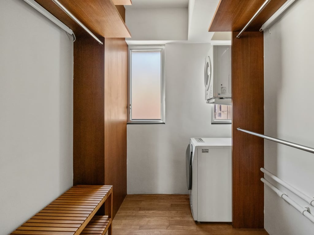 https://img.propertyraptor.com/cdn-cgi/imagedelivery/KD5bF_AFL0JDTbKLWF7z9g/ap8/ap8_001/hornet/prp/img/bae273a951bead5059b65d85c4635b4e.jpg/public