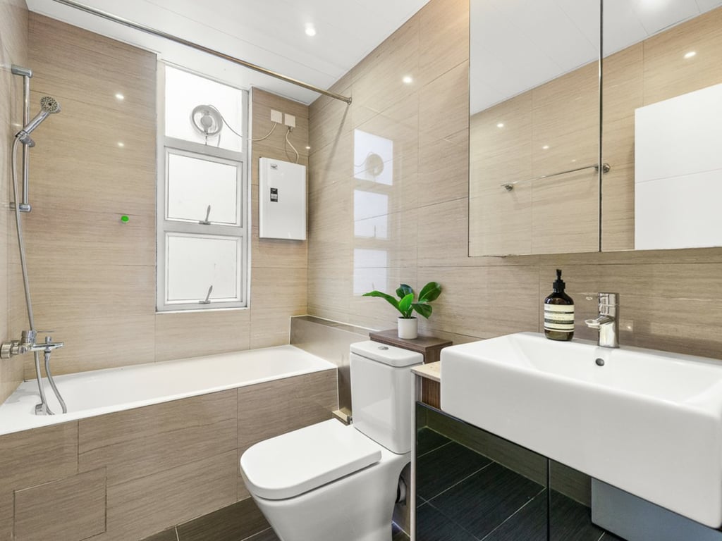 https://img.propertyraptor.com/cdn-cgi/imagedelivery/KD5bF_AFL0JDTbKLWF7z9g/ap8/ap8_001/hornet/prp/img/bae32dcadaae766eeb7b2d3e8b43a59c.jpg/public