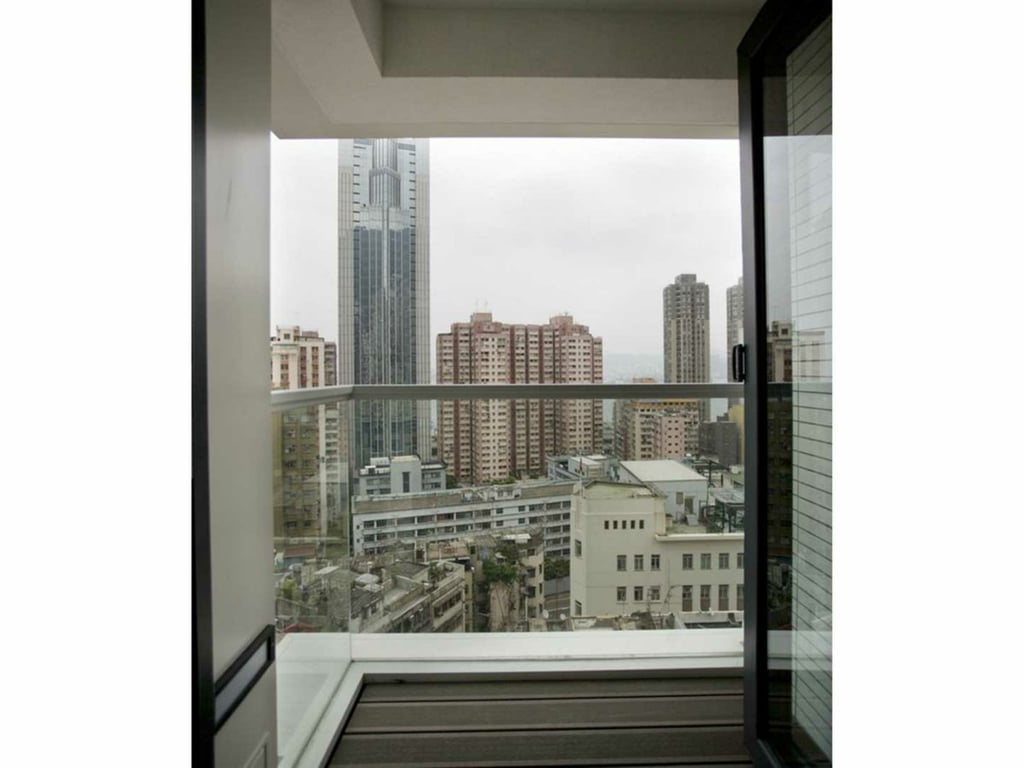 https://img.propertyraptor.com/cdn-cgi/imagedelivery/KD5bF_AFL0JDTbKLWF7z9g/ap8/ap8_001/hornet/prp/img/bb02da9c59195ebba01ba9ca3af89a7a.jpg/public