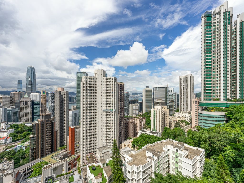 https://img.propertyraptor.com/cdn-cgi/imagedelivery/KD5bF_AFL0JDTbKLWF7z9g/ap8/ap8_001/hornet/prp/img/bb5508946c0690a854552dda9308ba7b.jpg/public