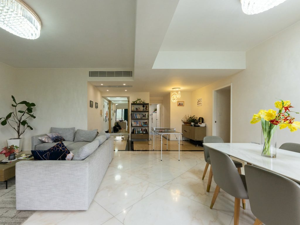https://img.propertyraptor.com/cdn-cgi/imagedelivery/KD5bF_AFL0JDTbKLWF7z9g/ap8/ap8_001/hornet/prp/img/bb900fcbf6b7800d3dda16b3a61ecb55-wtm.jpg/public