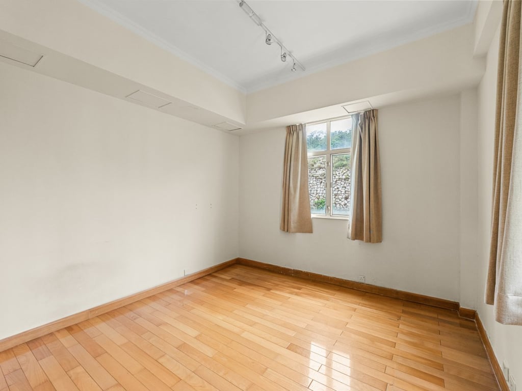 https://img.propertyraptor.com/cdn-cgi/imagedelivery/KD5bF_AFL0JDTbKLWF7z9g/ap8/ap8_001/hornet/prp/img/bbfd9e5c6fd0a57c33d767fafd70798d.jpg/public