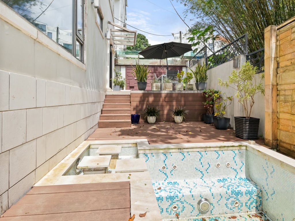 https://img.propertyraptor.com/cdn-cgi/imagedelivery/KD5bF_AFL0JDTbKLWF7z9g/ap8/ap8_001/hornet/prp/img/bc49ddf22bb27930f0f3fca16ff90d96.jpg/public