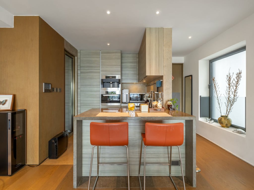 https://img.propertyraptor.com/cdn-cgi/imagedelivery/KD5bF_AFL0JDTbKLWF7z9g/ap8/ap8_001/hornet/prp/img/bc99392716c02764d16b994189554bf9.jpg/public