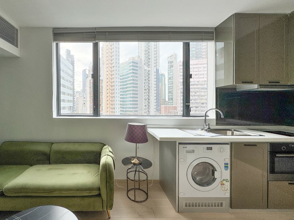 https://img.propertyraptor.com/cdn-cgi/imagedelivery/KD5bF_AFL0JDTbKLWF7z9g/ap8/ap8_001/hornet/prp/img/bd96774a5e258ed6d229af939c9ef009.jpg/public