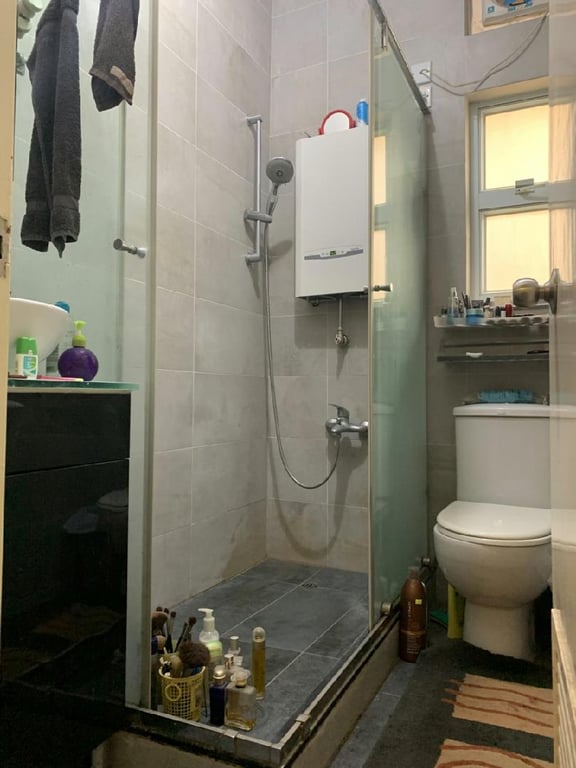 https://img.propertyraptor.com/cdn-cgi/imagedelivery/KD5bF_AFL0JDTbKLWF7z9g/ap8/ap8_001/hornet/prp/img/bdaed098e2333a901cef723383176d73.jpg/public