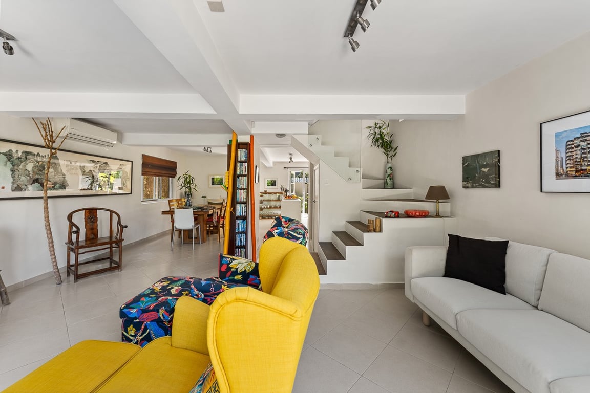 https://img.propertyraptor.com/cdn-cgi/imagedelivery/KD5bF_AFL0JDTbKLWF7z9g/ap8/ap8_001/hornet/prp/img/bde5dbff2a816a6ab70b0b96913339d5-wtm.jpg/public