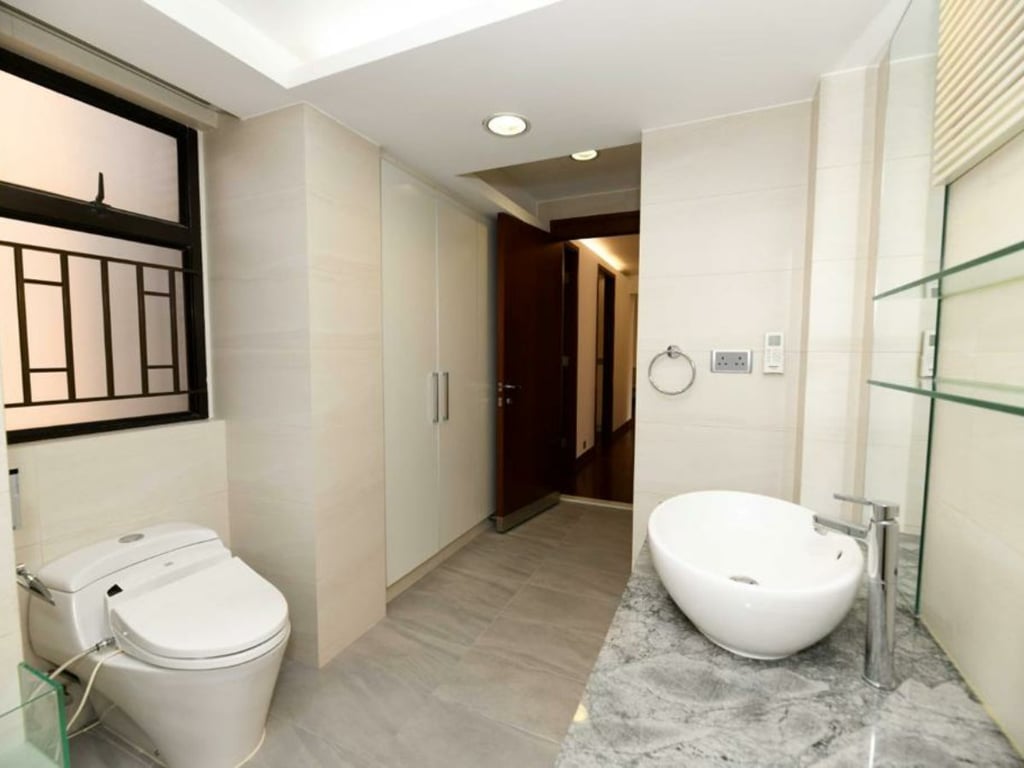 https://img.propertyraptor.com/cdn-cgi/imagedelivery/KD5bF_AFL0JDTbKLWF7z9g/ap8/ap8_001/hornet/prp/img/bdf3ac2baf9400e893af97d002d3456b.jpg/public