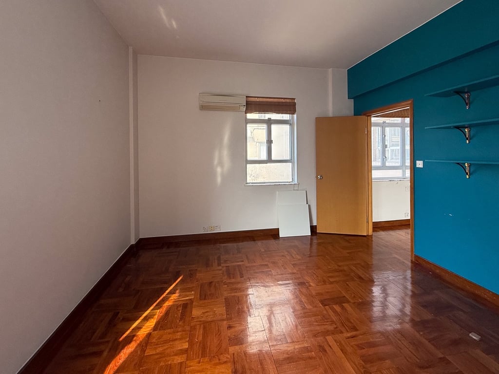 https://img.propertyraptor.com/cdn-cgi/imagedelivery/KD5bF_AFL0JDTbKLWF7z9g/ap8/ap8_001/hornet/prp/img/bdfc1143adfa76797827863f19187a8a-wtm.jpg/public