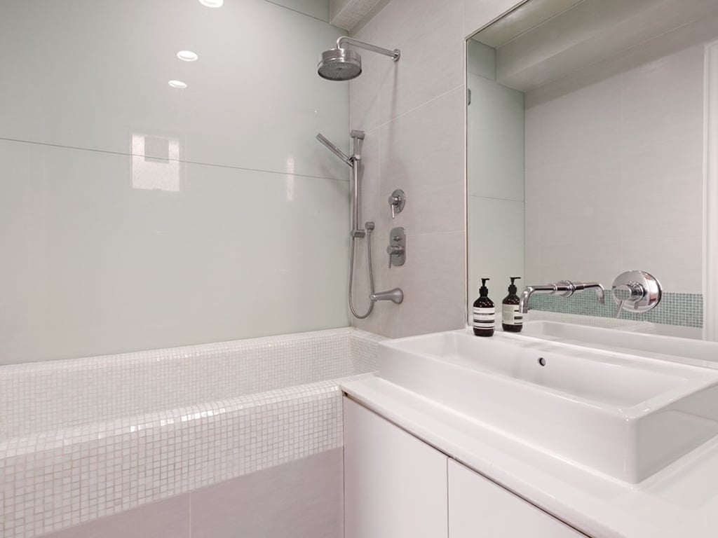 https://img.propertyraptor.com/cdn-cgi/imagedelivery/KD5bF_AFL0JDTbKLWF7z9g/ap8/ap8_001/hornet/prp/img/bf24d03ea92e373840176b7b6570ed09.jpg/public