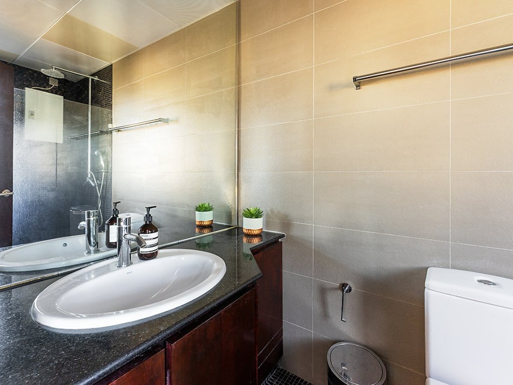 https://img.propertyraptor.com/cdn-cgi/imagedelivery/KD5bF_AFL0JDTbKLWF7z9g/ap8/ap8_001/hornet/prp/img/bfe07d8598f8a4f93e9889308a78c11f.jpg/public