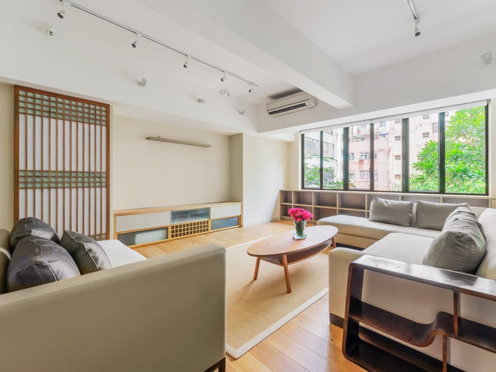 https://img.propertyraptor.com/cdn-cgi/imagedelivery/KD5bF_AFL0JDTbKLWF7z9g/ap8/ap8_001/hornet/prp/img/c00324c4da26a8ea63861bcbbbeb4ecb.jpg/public