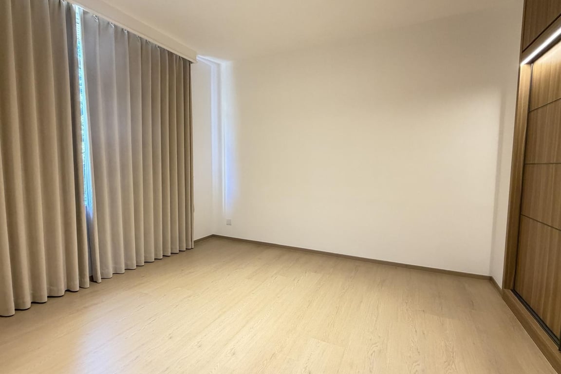 https://img.propertyraptor.com/cdn-cgi/imagedelivery/KD5bF_AFL0JDTbKLWF7z9g/ap8/ap8_001/hornet/prp/img/c03d82168862df57c540906f99d03ebf-wtm.jpg/public