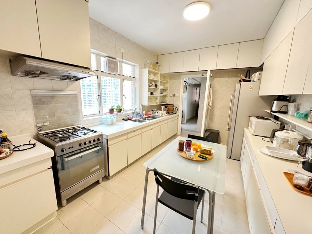 https://img.propertyraptor.com/cdn-cgi/imagedelivery/KD5bF_AFL0JDTbKLWF7z9g/ap8/ap8_001/hornet/prp/img/c044689b4bf07f3cafcd742e09e3d031.jpg/public