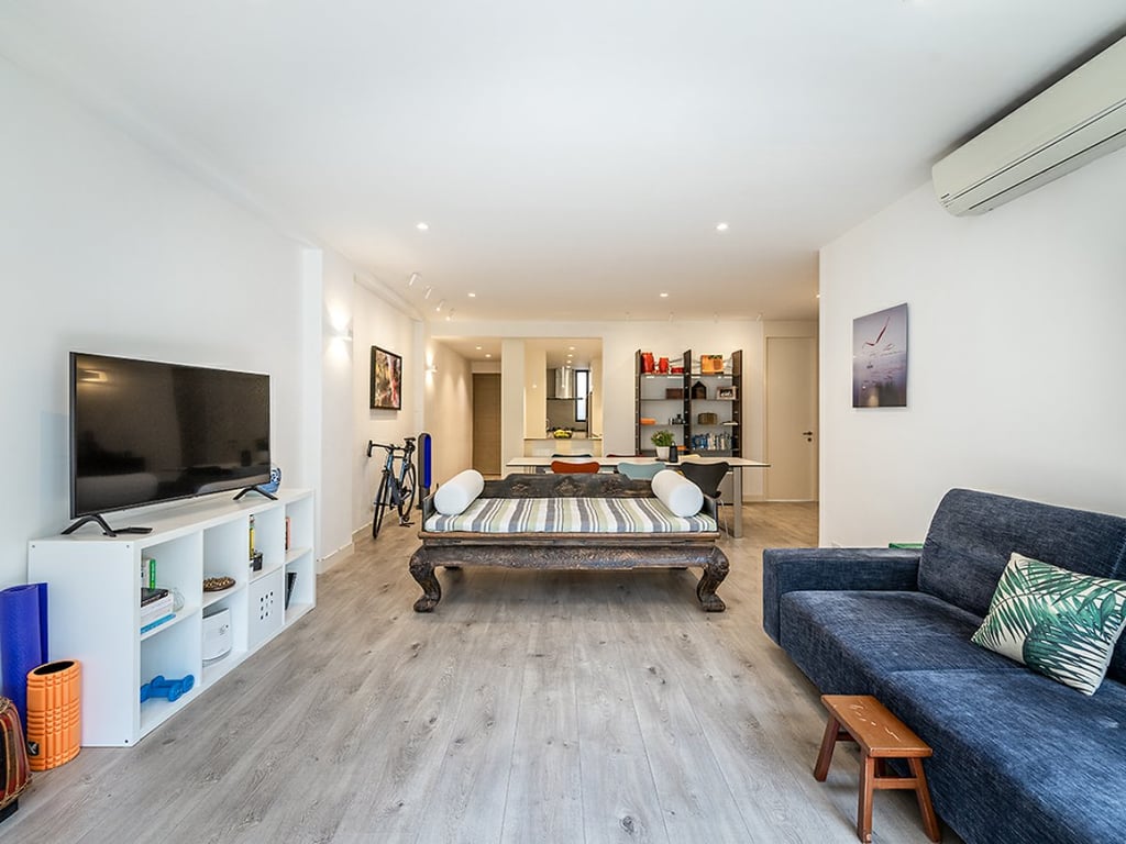 https://img.propertyraptor.com/cdn-cgi/imagedelivery/KD5bF_AFL0JDTbKLWF7z9g/ap8/ap8_001/hornet/prp/img/c07ae1bb5ea95663289f2f9211b43265.jpg/public