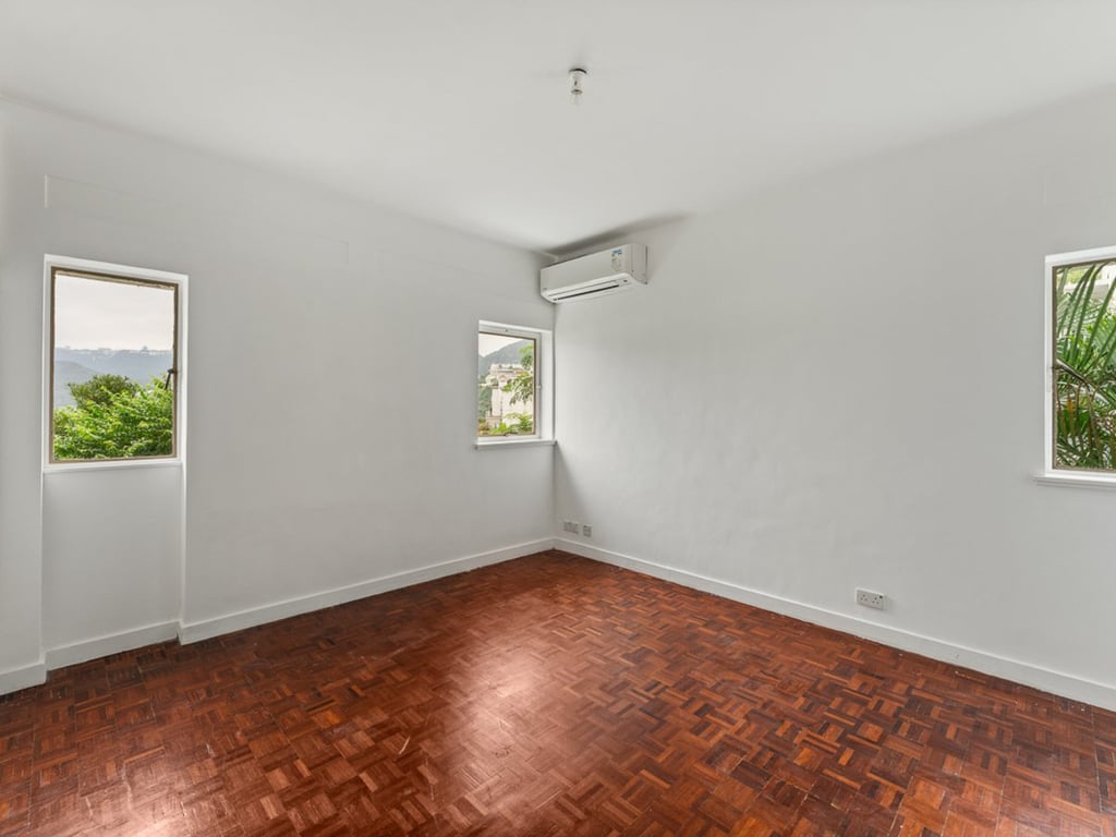 https://img.propertyraptor.com/cdn-cgi/imagedelivery/KD5bF_AFL0JDTbKLWF7z9g/ap8/ap8_001/hornet/prp/img/c07d3782cabfd25b9d786ff6ae7aa9ef.jpg/public