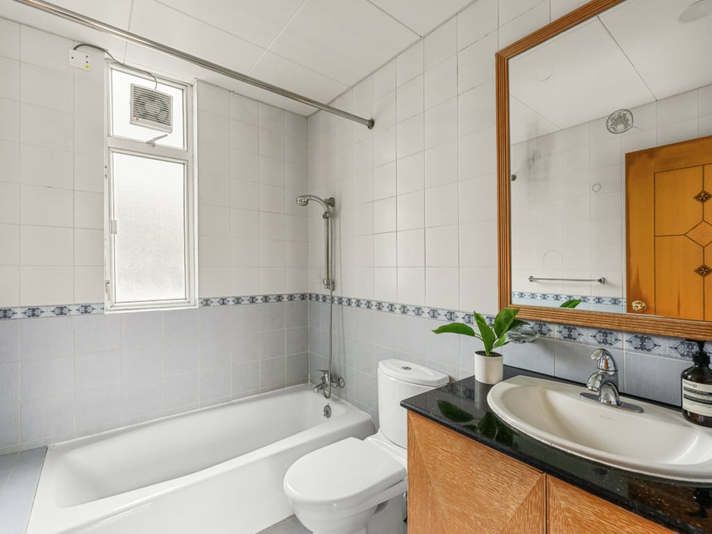 https://img.propertyraptor.com/cdn-cgi/imagedelivery/KD5bF_AFL0JDTbKLWF7z9g/ap8/ap8_001/hornet/prp/img/c0b76c3f4f88e8abe54fe95af4acbc0f.jpg/public