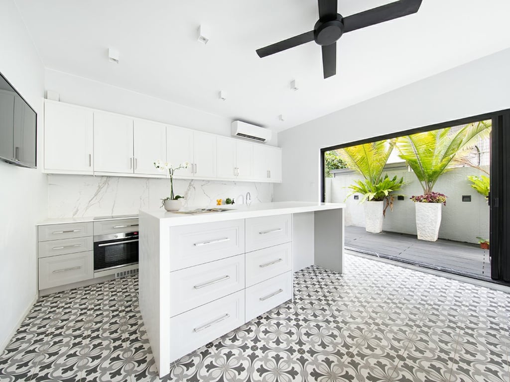 https://img.propertyraptor.com/cdn-cgi/imagedelivery/KD5bF_AFL0JDTbKLWF7z9g/ap8/ap8_001/hornet/prp/img/c1bb8a8a5ad160baac0550e2aaf22115.jpg/public