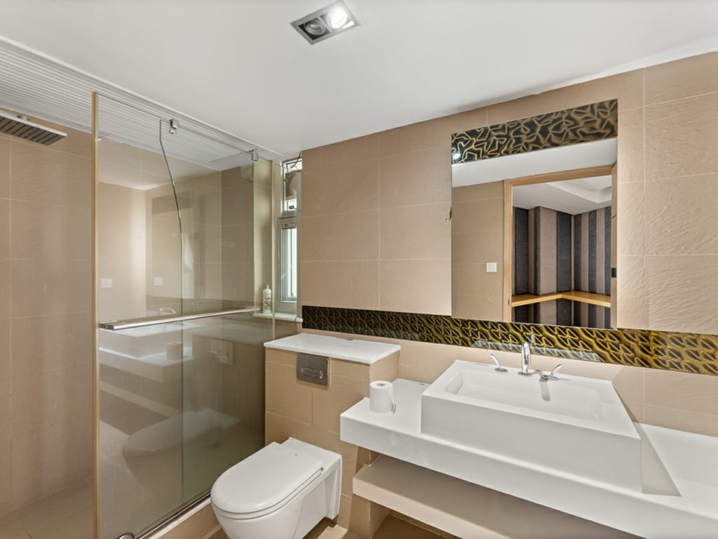 https://img.propertyraptor.com/cdn-cgi/imagedelivery/KD5bF_AFL0JDTbKLWF7z9g/ap8/ap8_001/hornet/prp/img/c2413b191d16f310a24195147587edc7-wtm.jpg/public