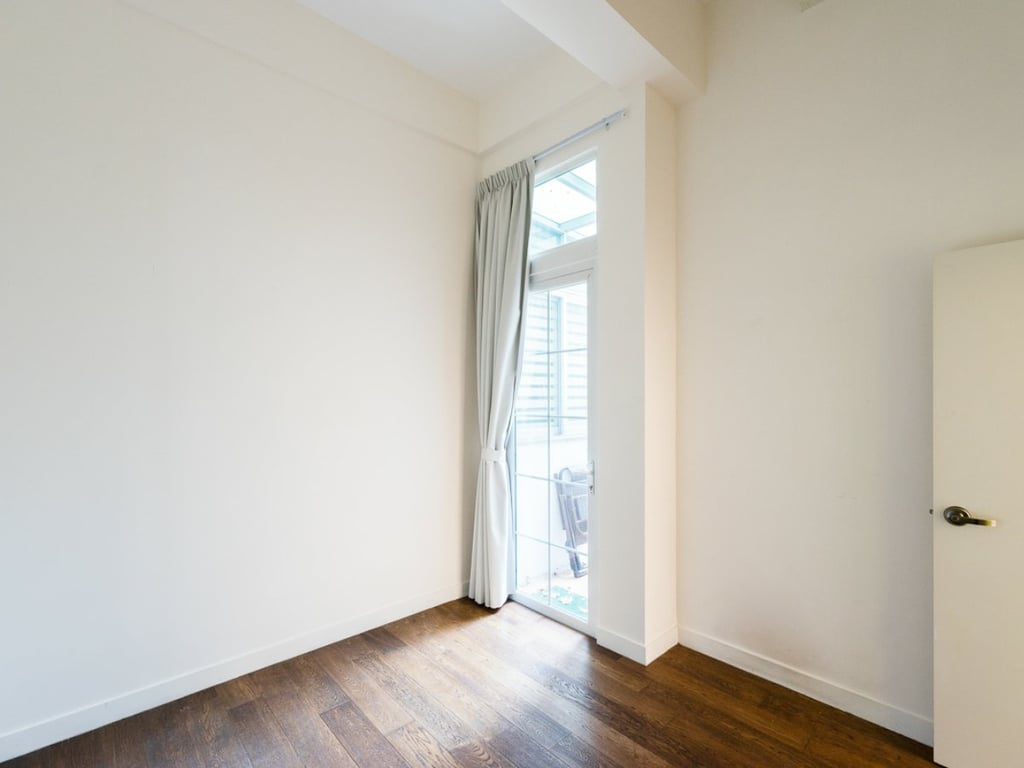 https://img.propertyraptor.com/cdn-cgi/imagedelivery/KD5bF_AFL0JDTbKLWF7z9g/ap8/ap8_001/hornet/prp/img/c2539dc305c25707c86a08008250b77d.jpg/public