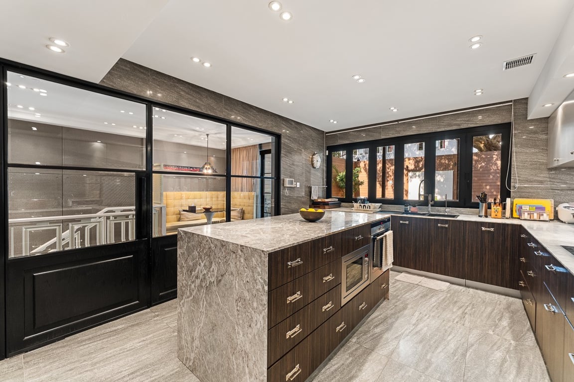 https://img.propertyraptor.com/cdn-cgi/imagedelivery/KD5bF_AFL0JDTbKLWF7z9g/ap8/ap8_001/hornet/prp/img/c275d3ed9630956b64ffc58be4221789-wtm.jpg/public