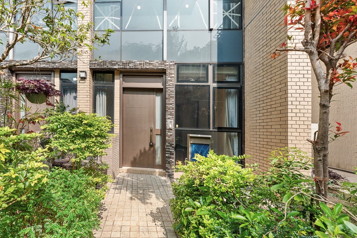 https://img.propertyraptor.com/cdn-cgi/imagedelivery/KD5bF_AFL0JDTbKLWF7z9g/ap8/ap8_001/hornet/prp/img/c2795d3aea7c9f7a0fa424d54af076bc-wtm.jpg/public