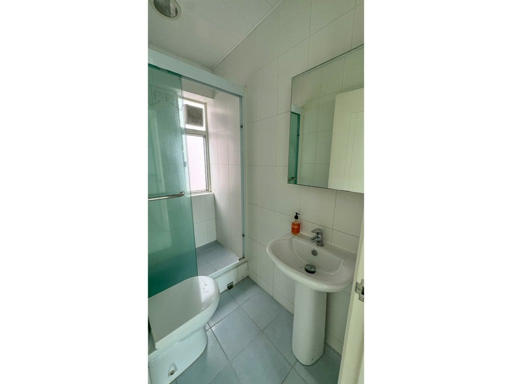 https://img.propertyraptor.com/cdn-cgi/imagedelivery/KD5bF_AFL0JDTbKLWF7z9g/ap8/ap8_001/hornet/prp/img/c2e13ef43bb08add65ca6c5af4f522e3.jpg/public