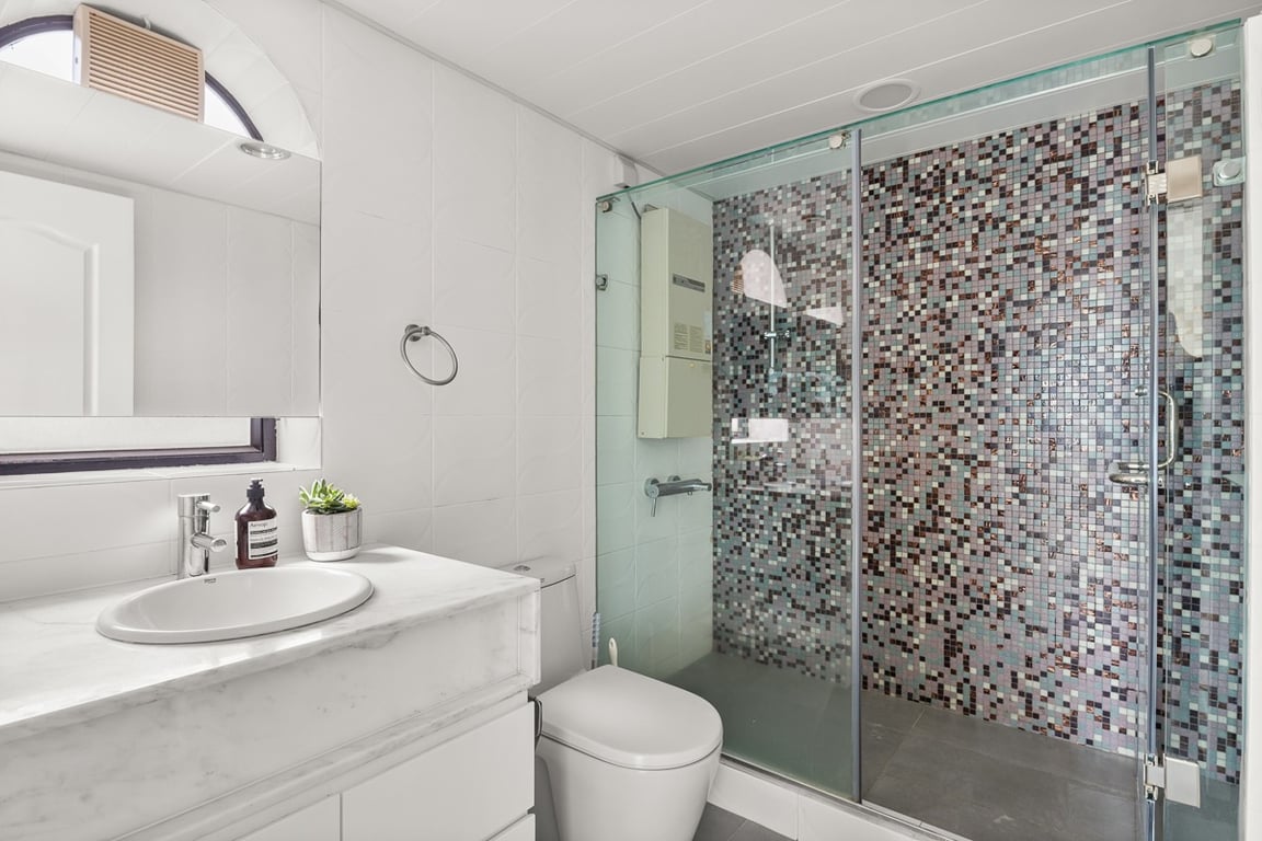 https://img.propertyraptor.com/cdn-cgi/imagedelivery/KD5bF_AFL0JDTbKLWF7z9g/ap8/ap8_001/hornet/prp/img/c3175a28aefd10fd03658145a145ee88-wtm.jpg/public