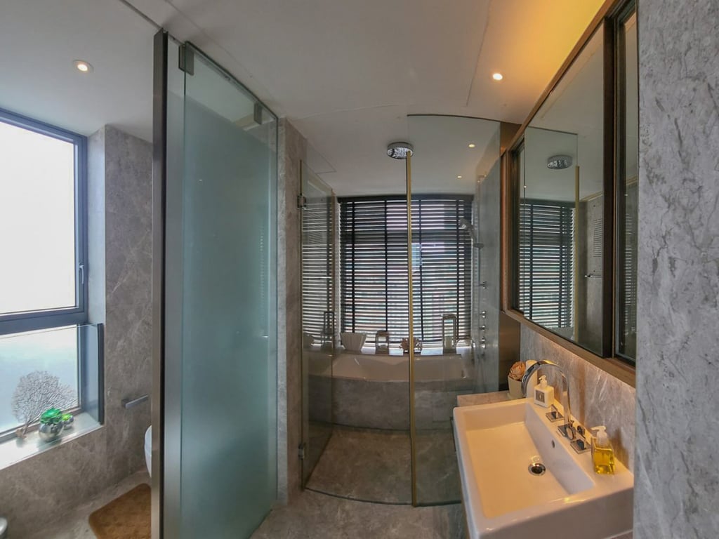 https://img.propertyraptor.com/cdn-cgi/imagedelivery/KD5bF_AFL0JDTbKLWF7z9g/ap8/ap8_001/hornet/prp/img/c326212026b6aa81d997c55233646962.jpg/public
