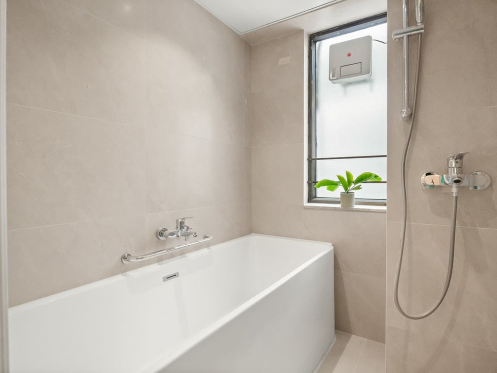 https://img.propertyraptor.com/cdn-cgi/imagedelivery/KD5bF_AFL0JDTbKLWF7z9g/ap8/ap8_001/hornet/prp/img/c37f15d9cae873852e2089ceeae71ebf.jpg/public