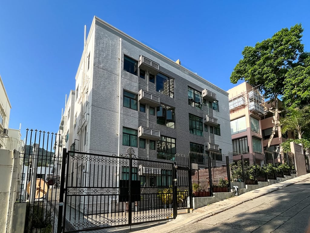 https://img.propertyraptor.com/cdn-cgi/imagedelivery/KD5bF_AFL0JDTbKLWF7z9g/ap8/ap8_001/hornet/prp/img/c3b3eb9fe5c36e5d98d4dcb1dcc36f44.jpg/public