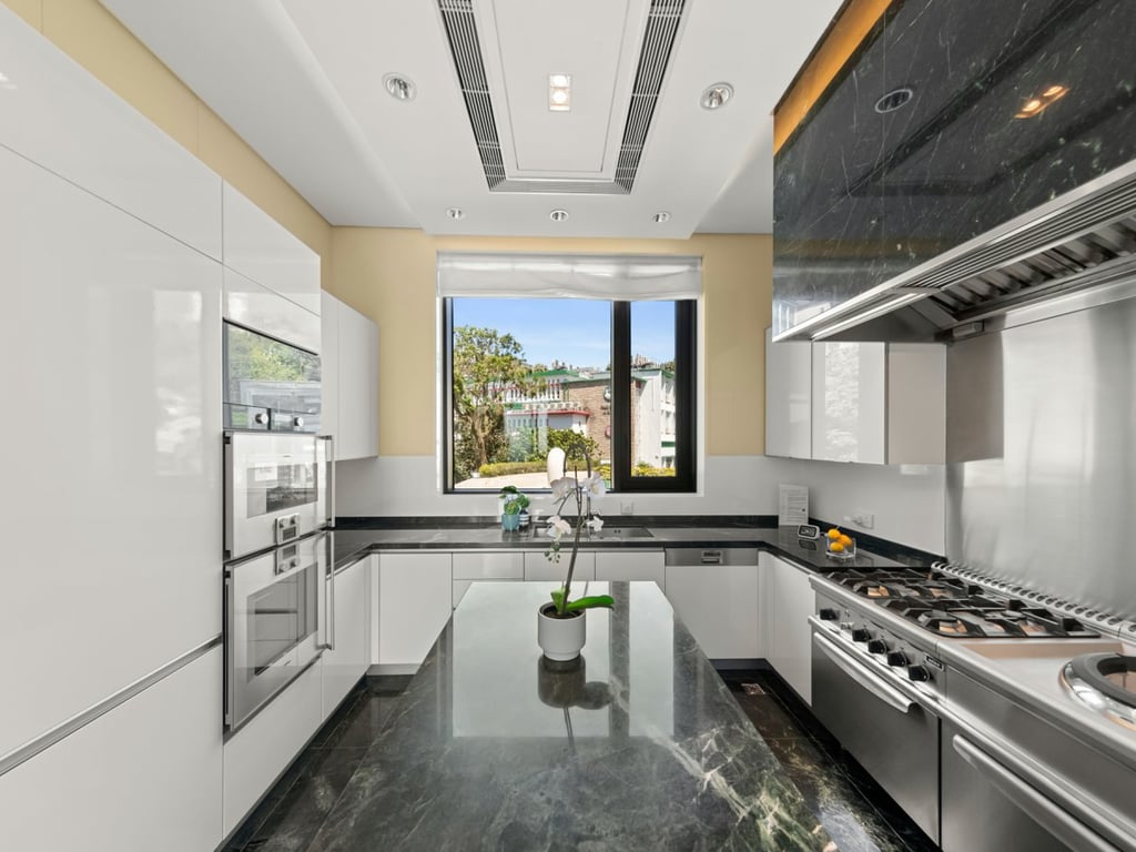 https://img.propertyraptor.com/cdn-cgi/imagedelivery/KD5bF_AFL0JDTbKLWF7z9g/ap8/ap8_001/hornet/prp/img/c3ba204eb1913bf02d9307140c35e71a.jpg/public