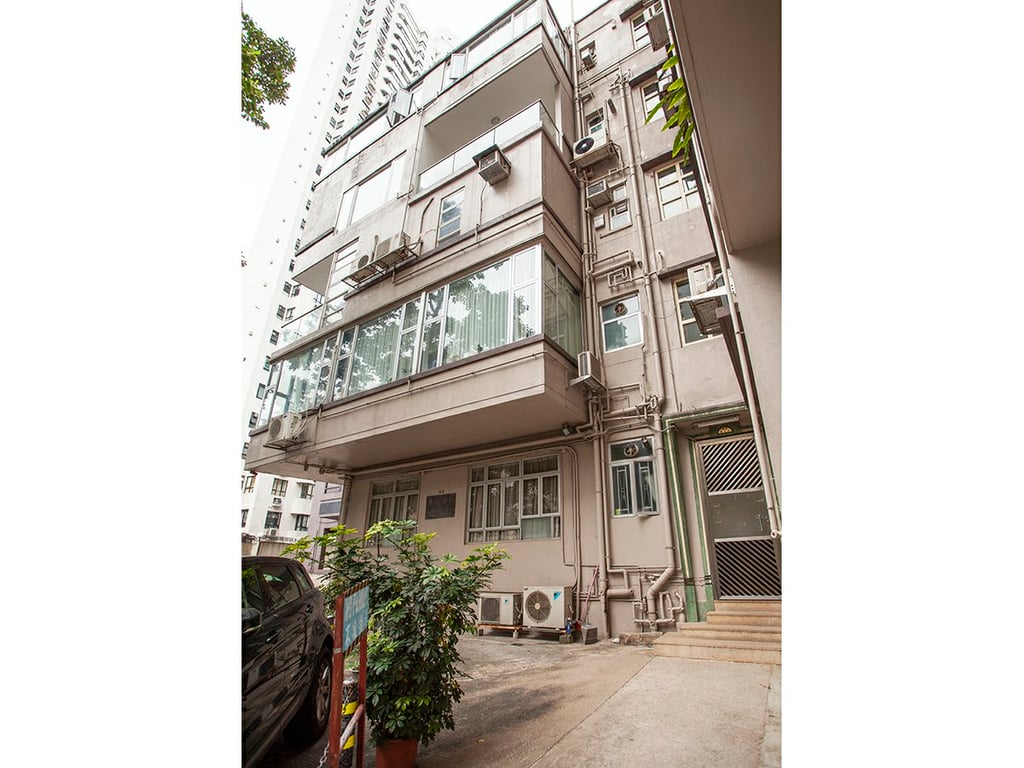 https://img.propertyraptor.com/cdn-cgi/imagedelivery/KD5bF_AFL0JDTbKLWF7z9g/ap8/ap8_001/hornet/prp/img/c3baeb3bb9eb4958f97a44a17efdf545.jpg/public