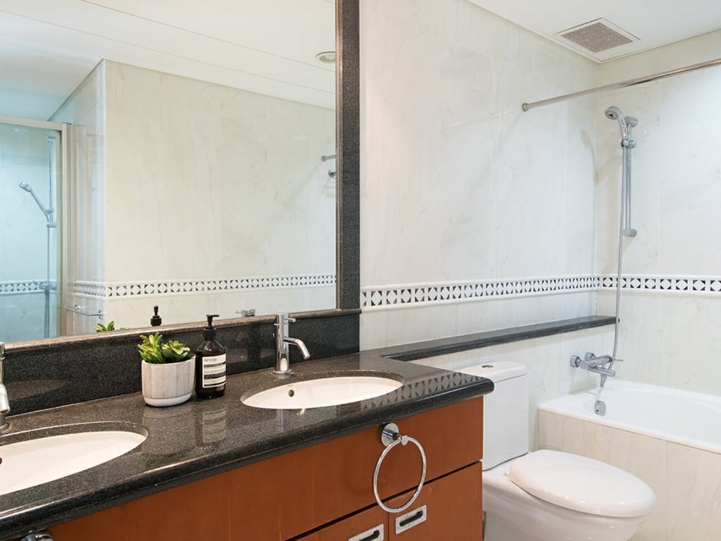 https://img.propertyraptor.com/cdn-cgi/imagedelivery/KD5bF_AFL0JDTbKLWF7z9g/ap8/ap8_001/hornet/prp/img/c41b6becf38f42a415a90238078f5b66.jpg/public