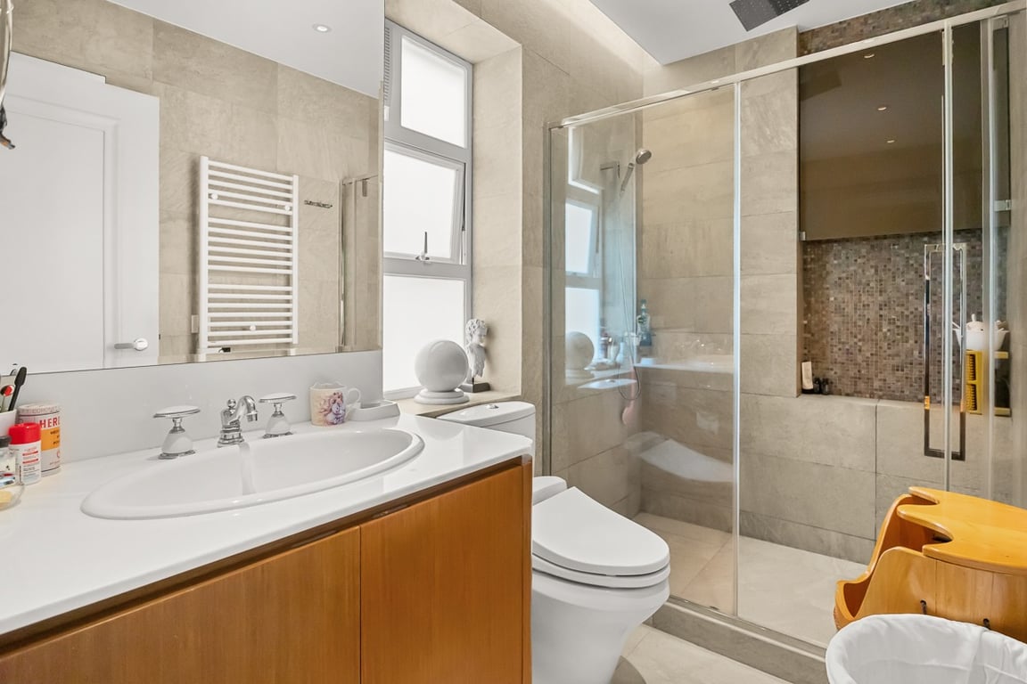 https://img.propertyraptor.com/cdn-cgi/imagedelivery/KD5bF_AFL0JDTbKLWF7z9g/ap8/ap8_001/hornet/prp/img/c41bf36fcb6752056dd40ccd9e3b3bd1-wtm.jpg/public