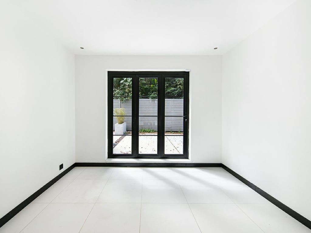 https://img.propertyraptor.com/cdn-cgi/imagedelivery/KD5bF_AFL0JDTbKLWF7z9g/ap8/ap8_001/hornet/prp/img/c4a670898ed80c77708195766c4a5bc2.jpg/public