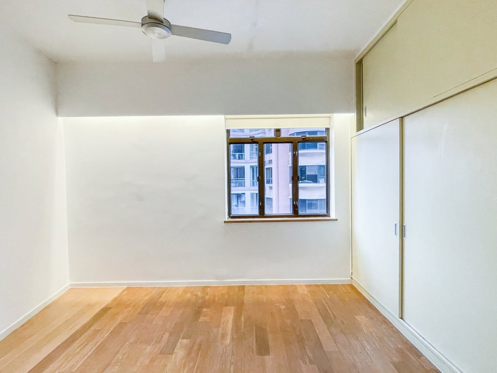 https://img.propertyraptor.com/cdn-cgi/imagedelivery/KD5bF_AFL0JDTbKLWF7z9g/ap8/ap8_001/hornet/prp/img/c53cf0234c0dbcecd0f6c5f0271f700f.jpg/public