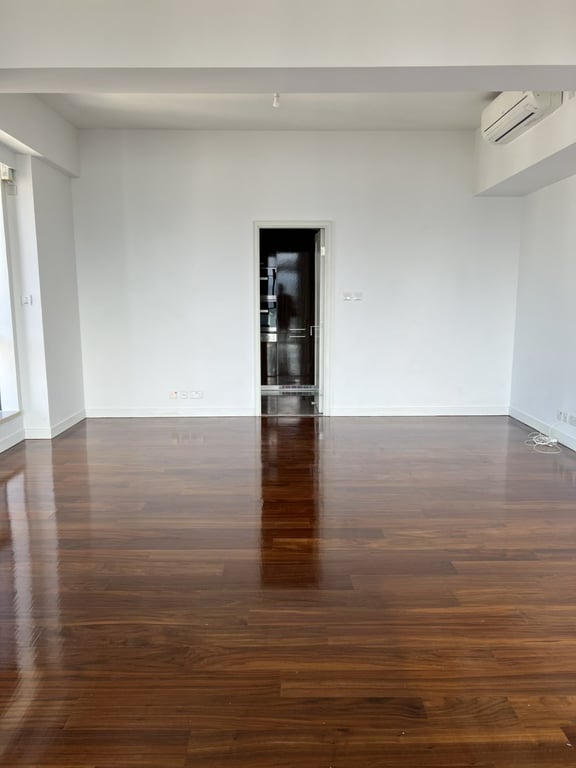 https://img.propertyraptor.com/cdn-cgi/imagedelivery/KD5bF_AFL0JDTbKLWF7z9g/ap8/ap8_001/hornet/prp/img/c53f5bb2f94164387a8497a34c75c674.jpg/public