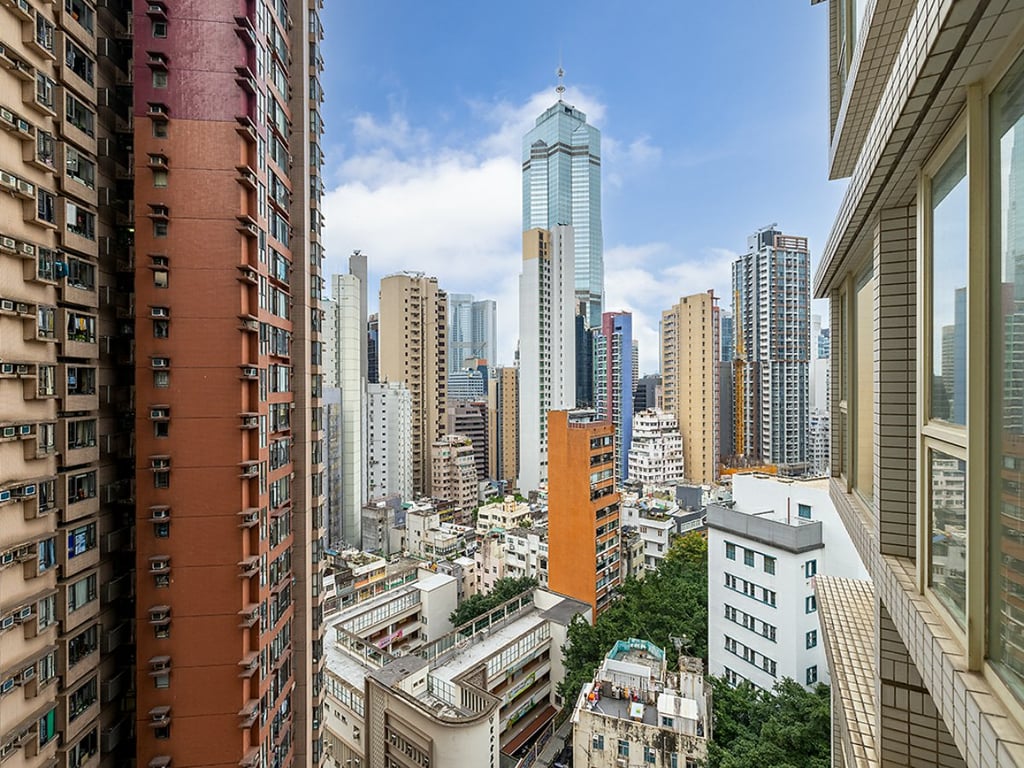 https://img.propertyraptor.com/cdn-cgi/imagedelivery/KD5bF_AFL0JDTbKLWF7z9g/ap8/ap8_001/hornet/prp/img/c54e11ec3748650746b6d23092704a71.jpg/public