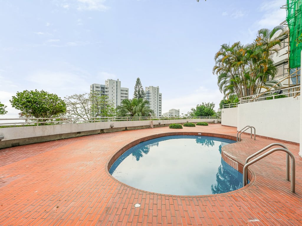 https://img.propertyraptor.com/cdn-cgi/imagedelivery/KD5bF_AFL0JDTbKLWF7z9g/ap8/ap8_001/hornet/prp/img/c5b3ac4d6f1318af4869baf50b2f2a5c.jpg/public