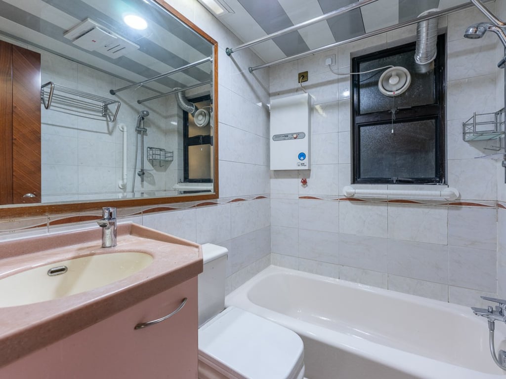 https://img.propertyraptor.com/cdn-cgi/imagedelivery/KD5bF_AFL0JDTbKLWF7z9g/ap8/ap8_001/hornet/prp/img/c5ffd73e5592372fc99791801ebbb346.jpg/public