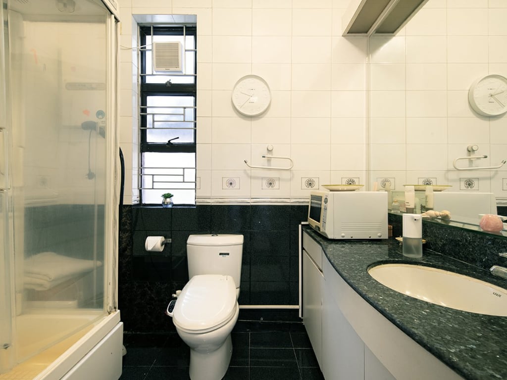 https://img.propertyraptor.com/cdn-cgi/imagedelivery/KD5bF_AFL0JDTbKLWF7z9g/ap8/ap8_001/hornet/prp/img/c6142f7ee3f6c804facd93ccecfba0a2.jpg/public